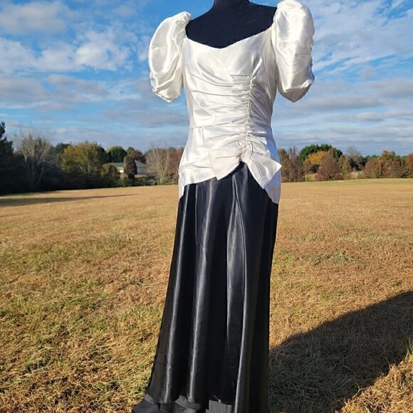 Black/Ivory Evening Gown (See Pix For Size) - Picture 4 of 12